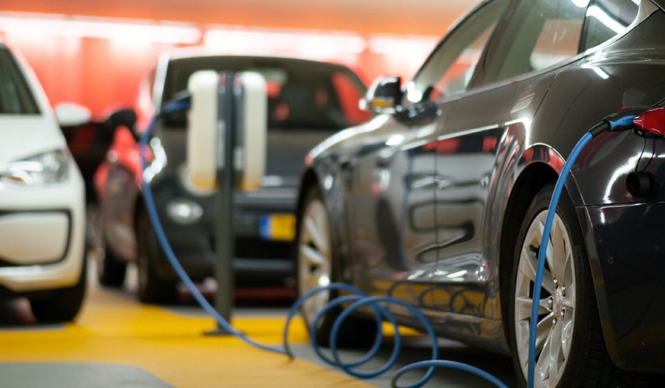 Instalación Ama Solar cargador parking comunitario